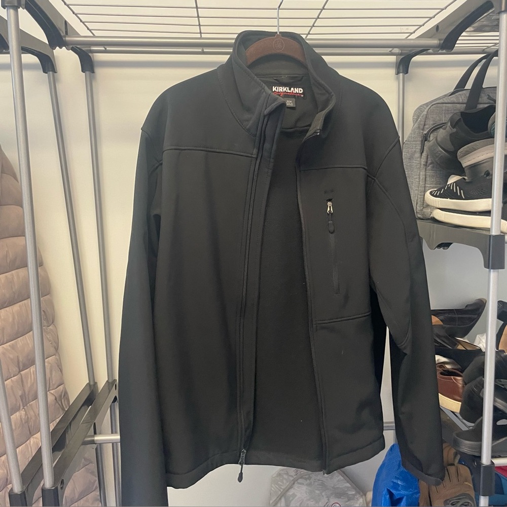 Kirkland Signature Men's Performance Jacket in Black size medium. EUC